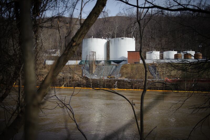 galleries/2014/03/02/the-west-virginia-river-no-one-can-drink-from-photos/140228-weastva-water2_vaklm1