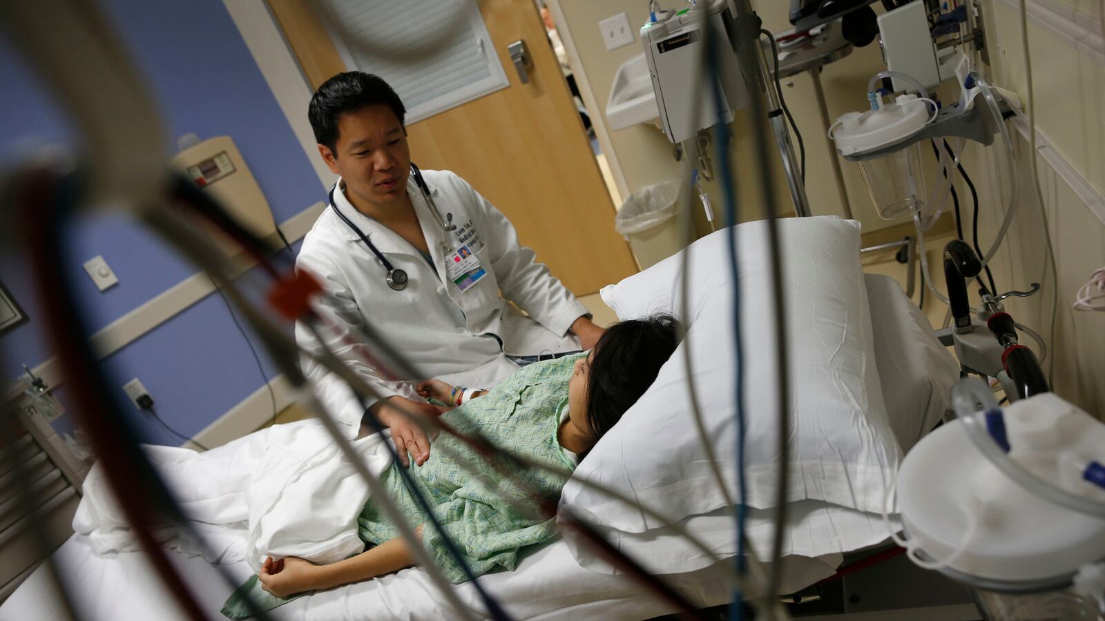 cheats/2015/06/09/50-hospitals-charge-uninsured-10x-more/140916-insured-aca-cheat_rqb4ib