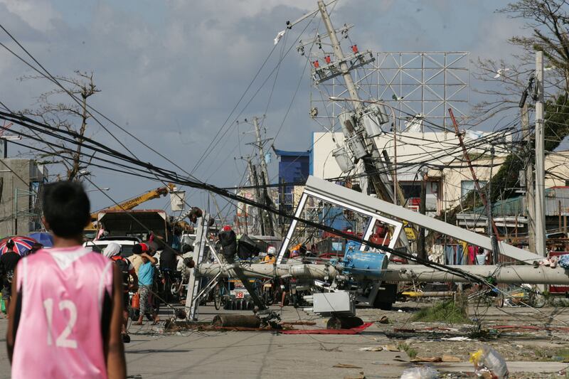 galleries/2013/11/08/monster-typhoon-haiyan-barrels-into-philippines-photos/131110-typhoon5_yxvdce