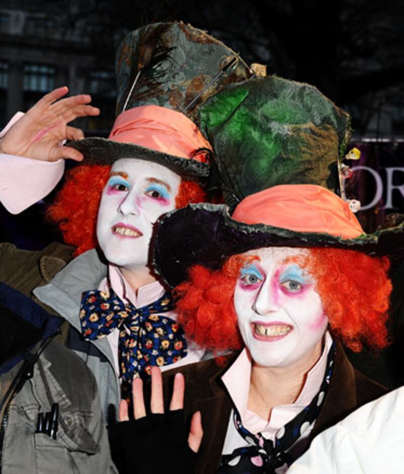 galleries/2010/02/25/alice-in-wonderland-premiere/alice-in-wonderland-premiere---fans_c786de