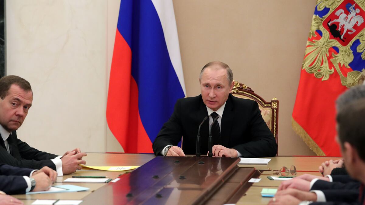 cheats/2016/12/30/russia-moves-to-expel-35-u-s-diplomats/161230-russia-sanctions-cheat_xroliw