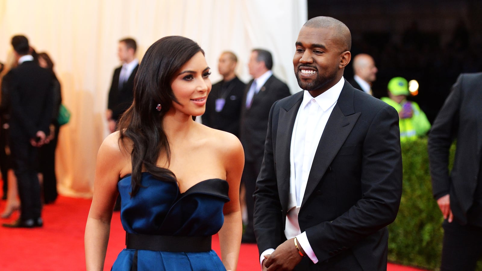 articles/2014/05/30/kanye-and-kim-s-2-000-a-night-irish-honeymoon-hideaway/140516-nadeau-kimye-wedding-tease_uikpqt