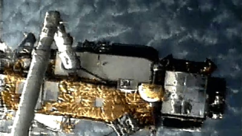 cheats/2011/09/22/burning-satellite-caught-on-camera/sky-falling-satellite-falling_esbt0z