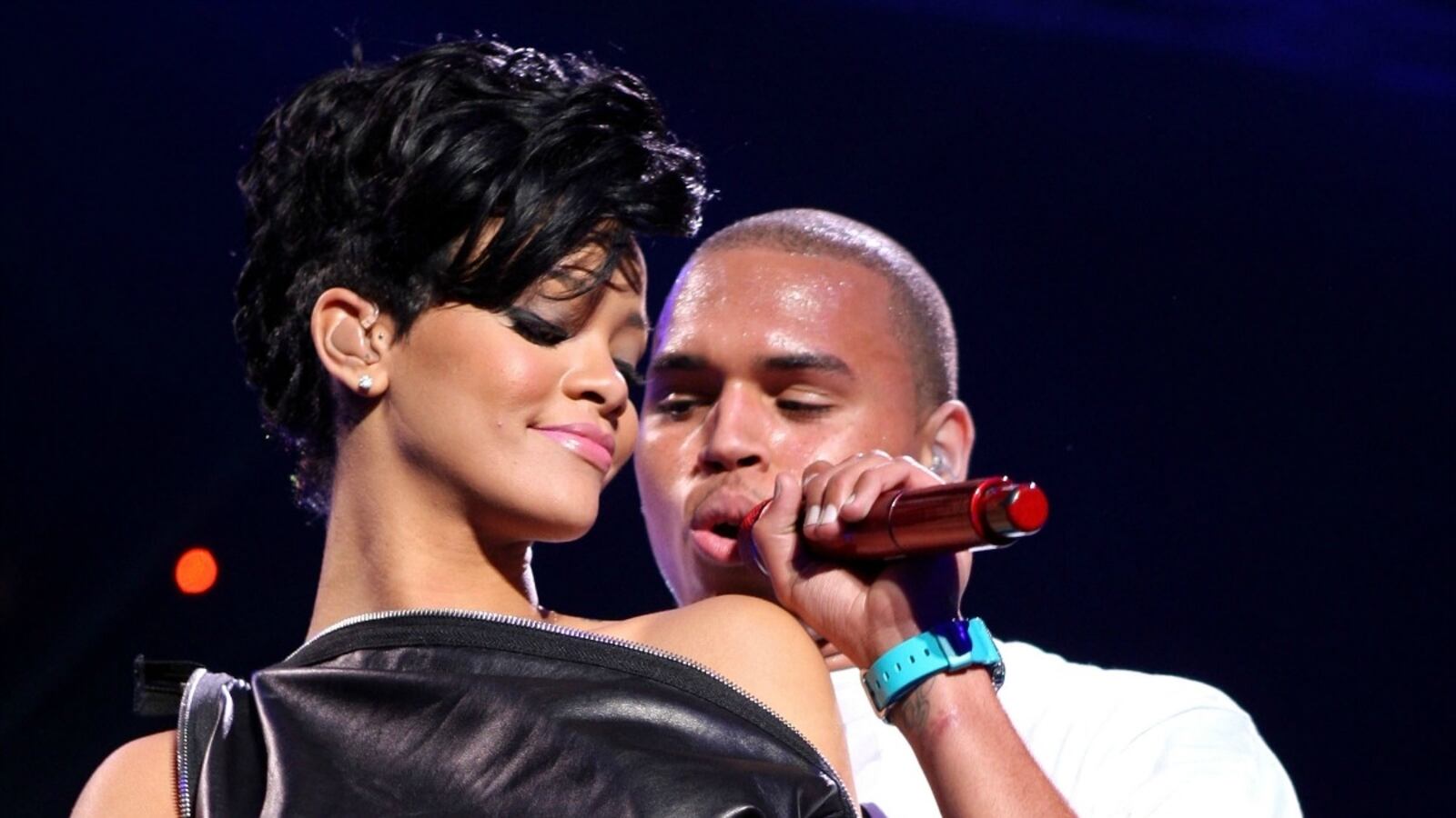cheats/2012/12/25/rihanna-brown-watch-lakers-game/chris-brown-rihanna-cs_jvjqhh