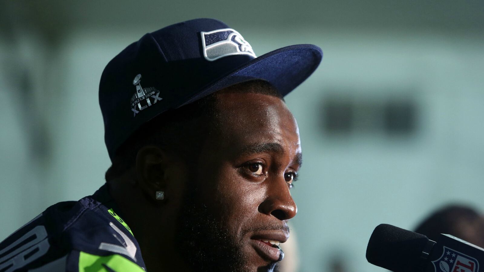 cheats/2016/03/03/nfl-star-visits-gym-workers-call-911/160303-kam-chancellor-cheat_qwgvon