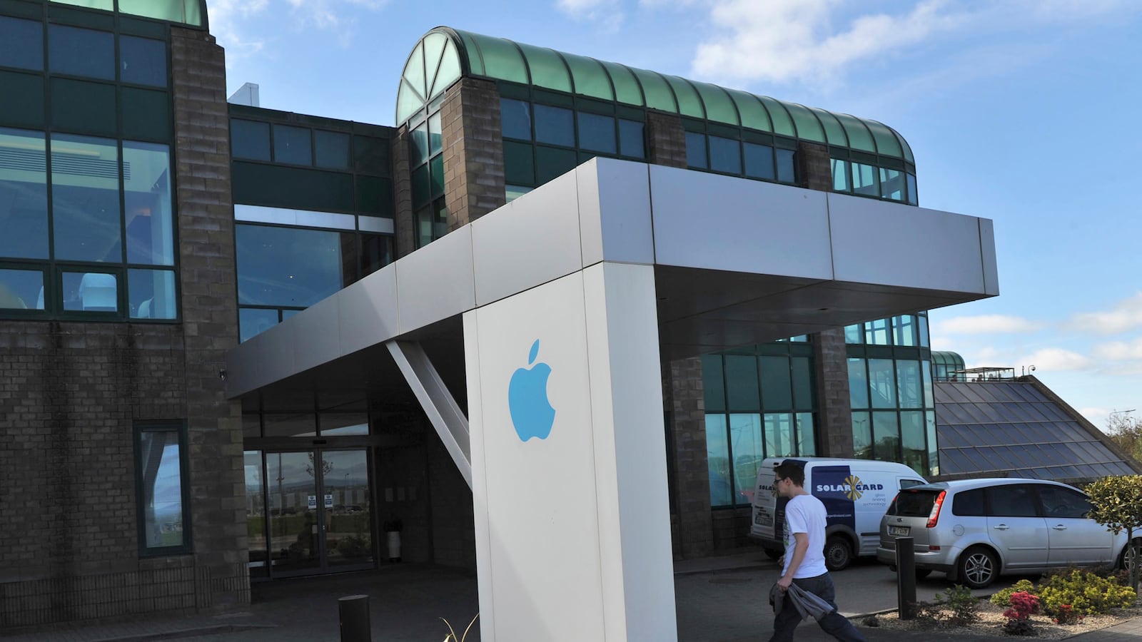 cheats/2014/06/11/eu-looking-into-apple-starbucks-taxes/140611-eu-investigation-cheat_mbjbv1