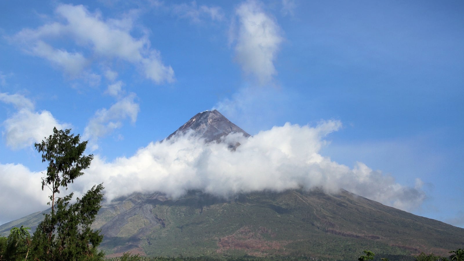 cheats/2014/09/16/philippines-volcano-forces-12k-to-flee/140916-philippines-volcano-cheat_jvtsd4