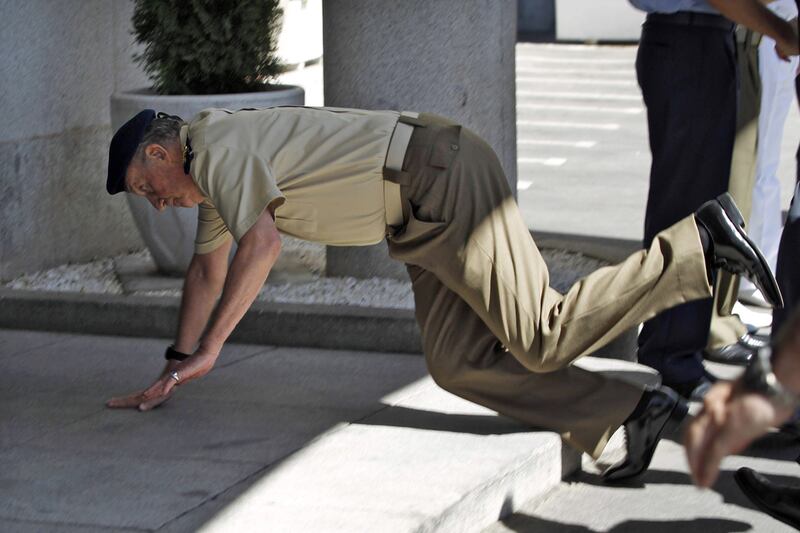 articles/2012/08/05/embarrassing-power-trips-king-juan-carlos-i-more-photos/solomon-power-trip-carlos_e6qxmc