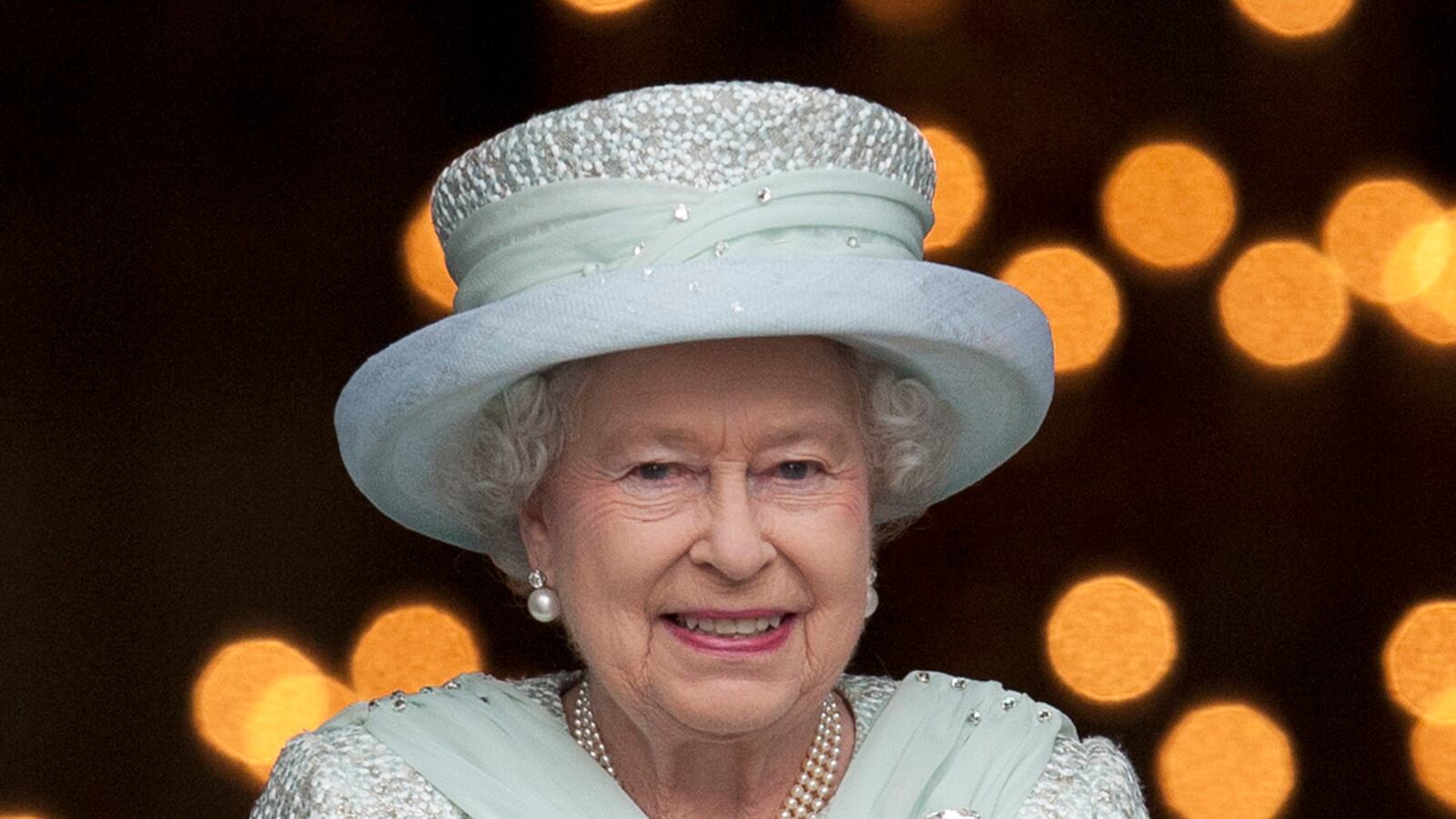 cheats/2012/09/25/bbc-apologizes-to-queen/how-the-queen-can-make-you-happy-sykes-tease_lkylqg