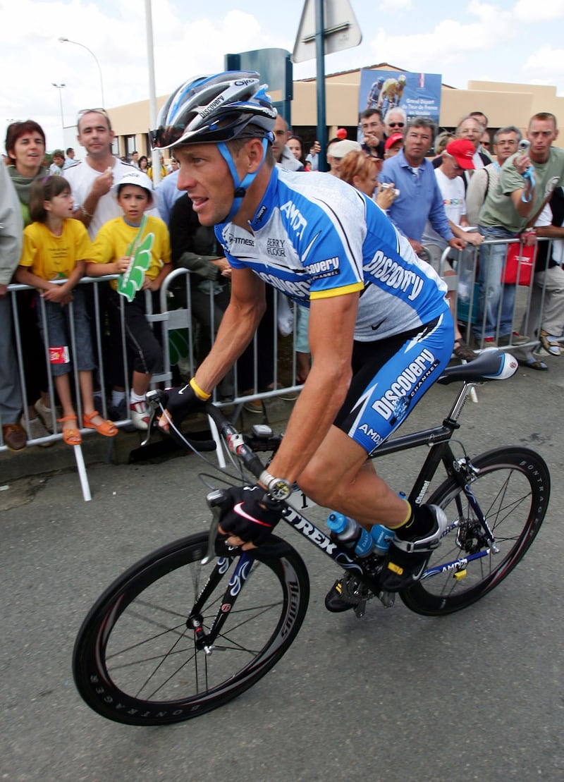 galleries/2013/12/20/biggest-celebrity-scandals-of-2013-miley-twerks-beyonce-lip-syncs-and-more/131216-armstrong-celebrity_scandals_fh4wge