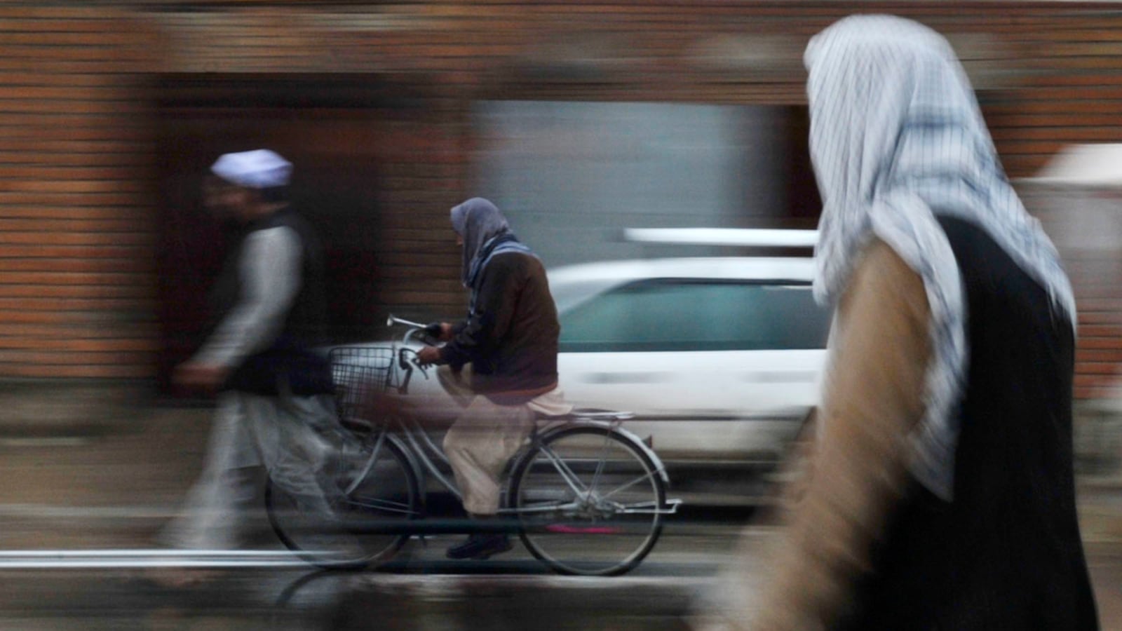 articles/2012/04/19/afghans-react-to-taliban-corpse-photos/afghanistan-reaction-la-times-photo-yousafzai-moreau_i6v04m