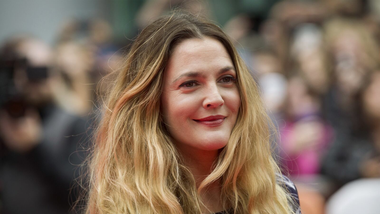 articles/2017/02/14/drew-barrymore-on-playing-a-zombie-mom-i-don-t-want-to-put-dark-sh-t-out-there/170214-Drew-b-tease_n3r34z