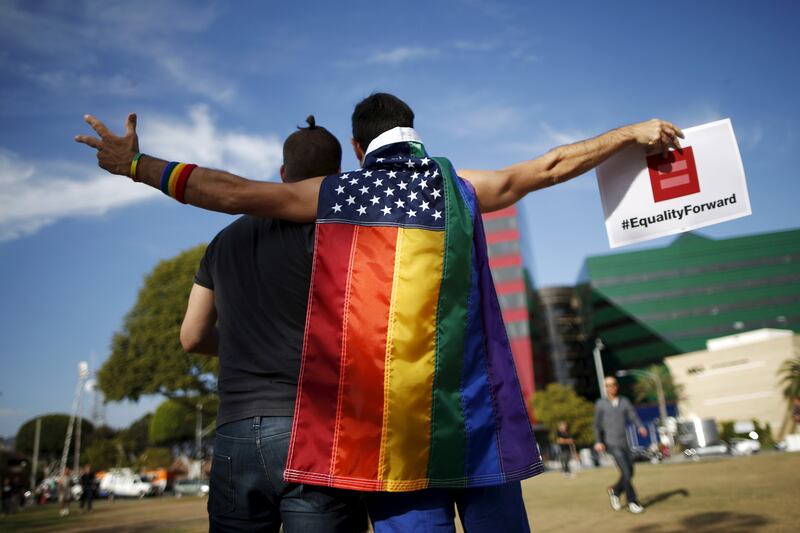 galleries/2015/06/26/scene-at-the-supreme-court-gay-marriage-photo/150627-gay-marriage-10_dw4zmy