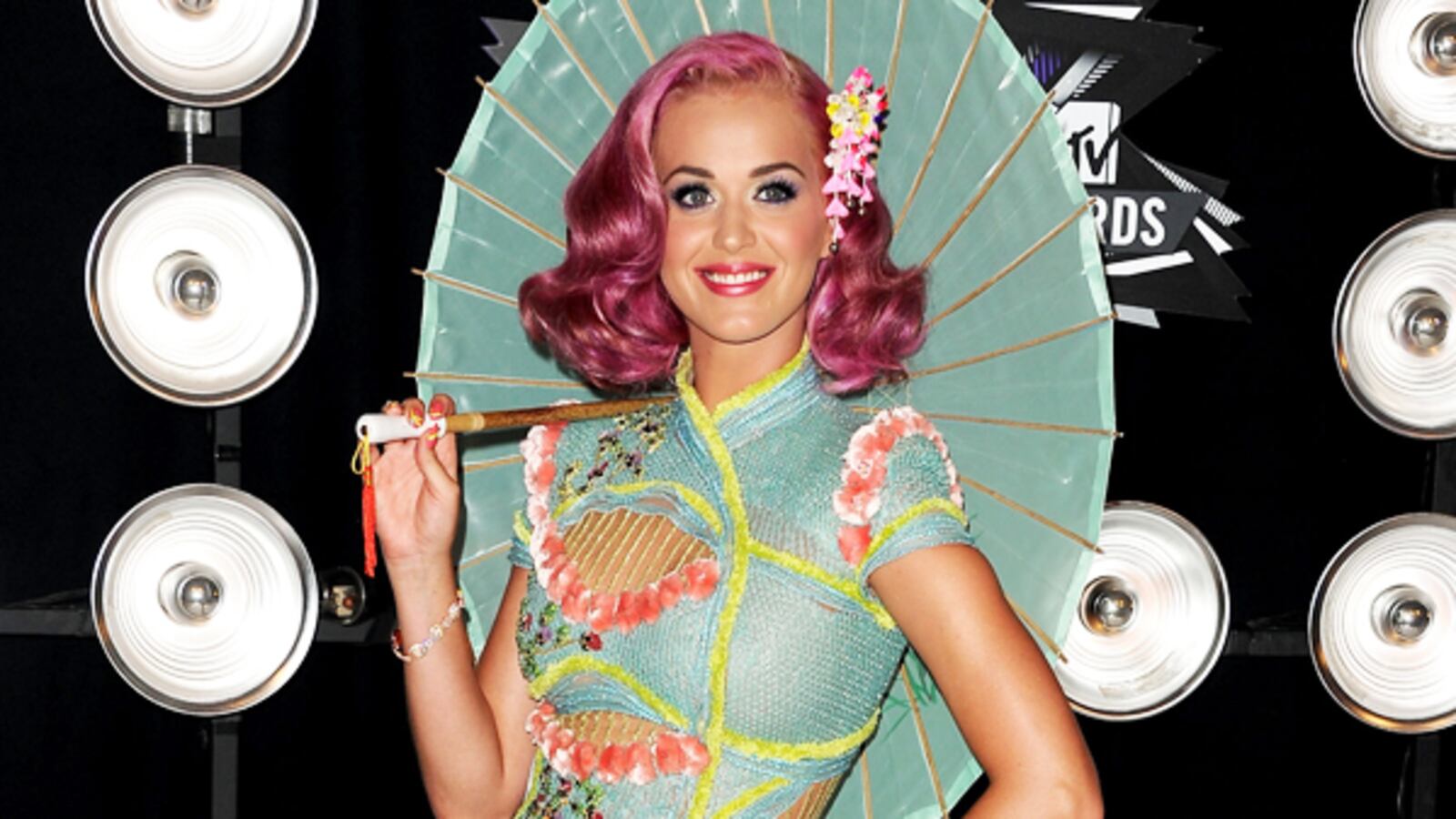 cheats/2011/08/29/katy-perry-tops-vmas/katy-perry-vmas-cheat_ce2bep