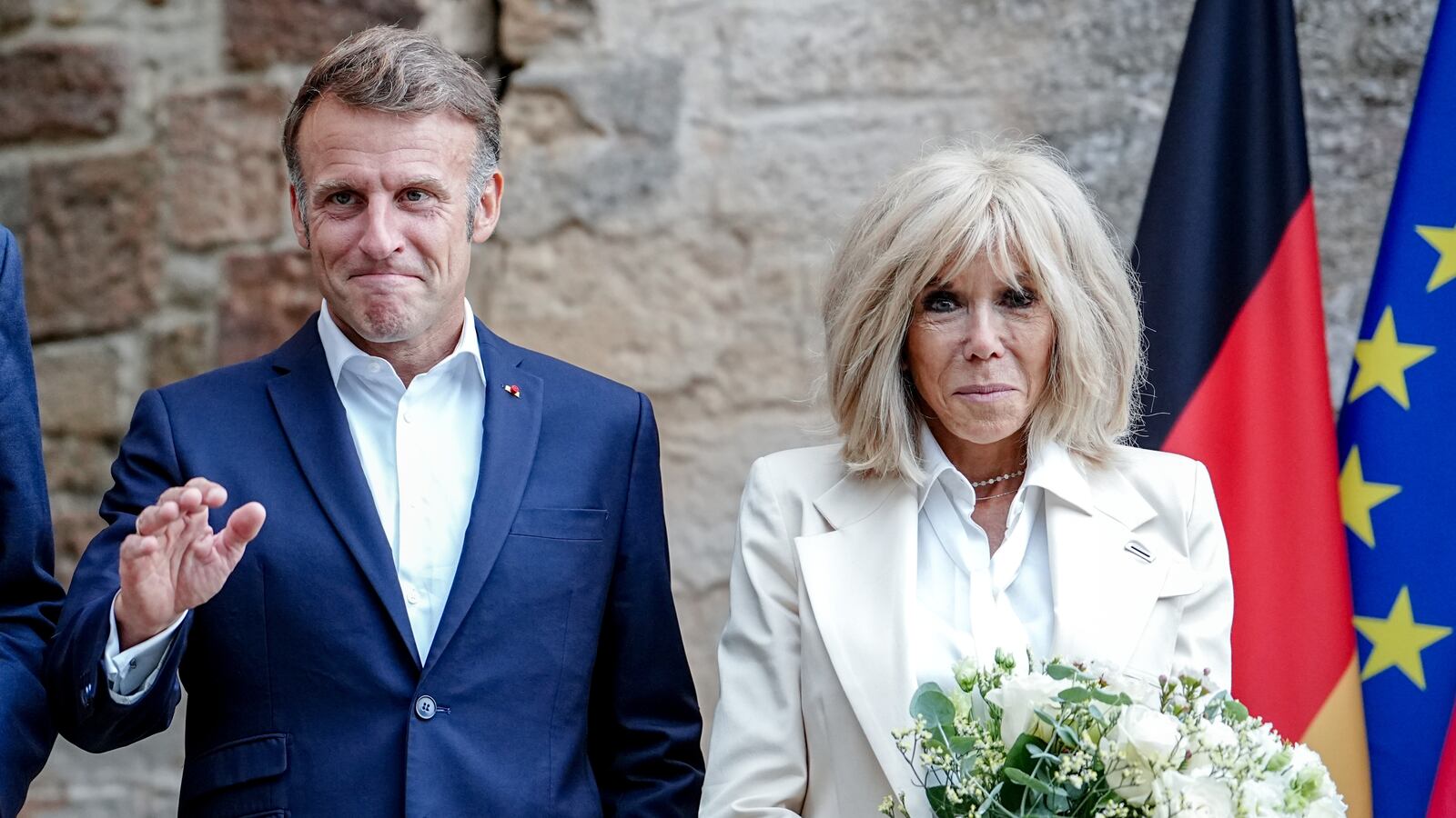 German Chancellor Friedrich Merz (CDU, l) is received for dinner by French President Emmanuel Macron and Brigitte Macron