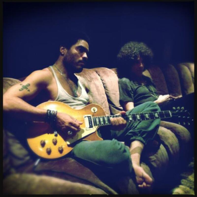 galleries/2012/05/27/katie-couric-wiz-khalifa-more-celebrity-twitter-pictures-photos/twitpics-kravitz_mnxtj8