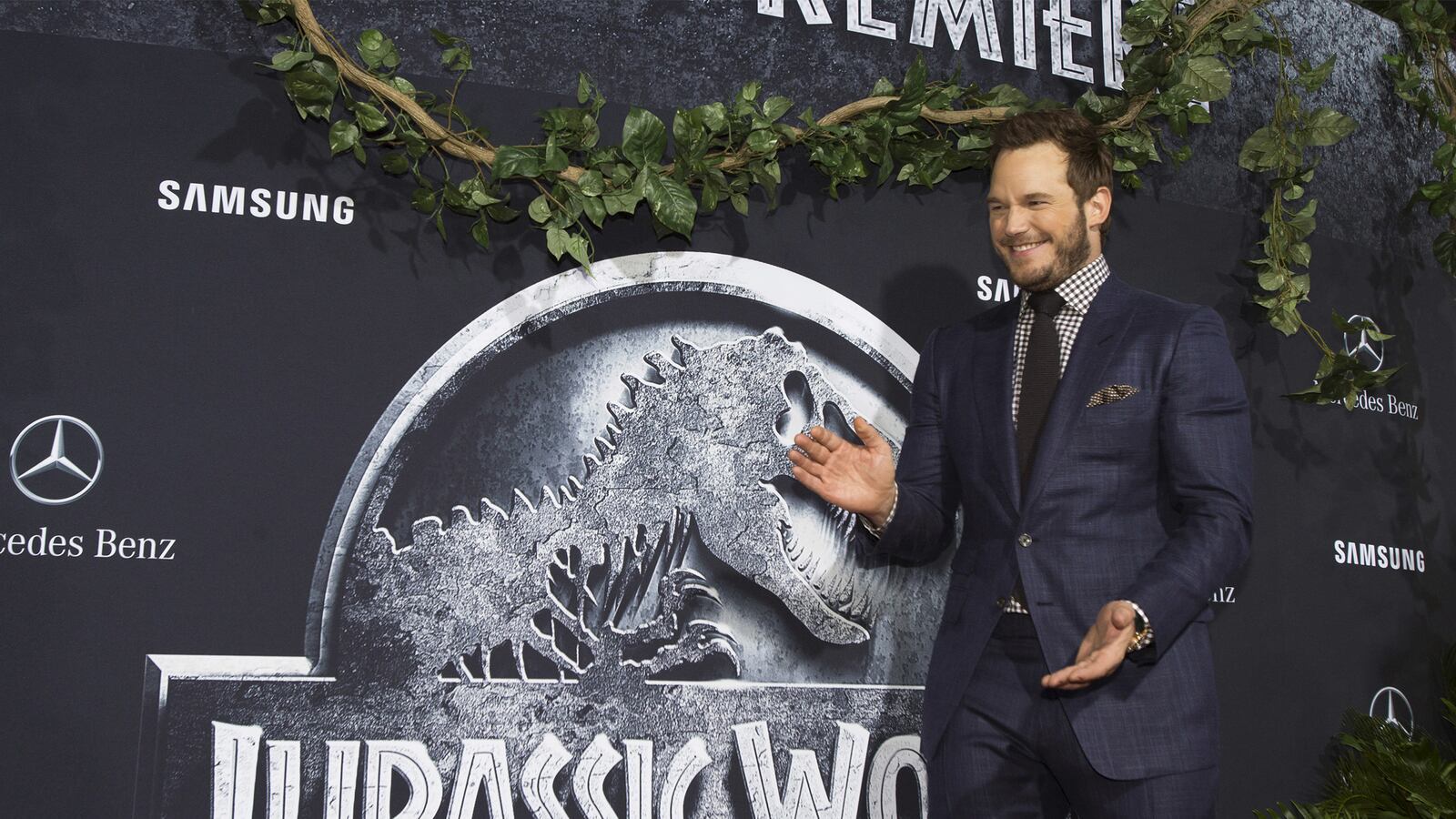 cheats/2015/06/13/jurassic-world-scores-182m-weekend/150613-jurassic-world-cheat_b9mblk