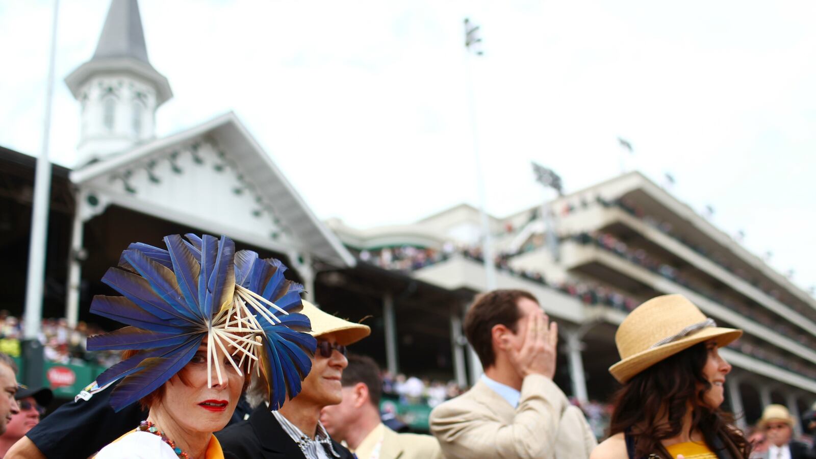 cheats/2015/04/09/selfie-sticks-banned-at-kentucky-derby/150409-kentucky-derby-cheat_wjikeq