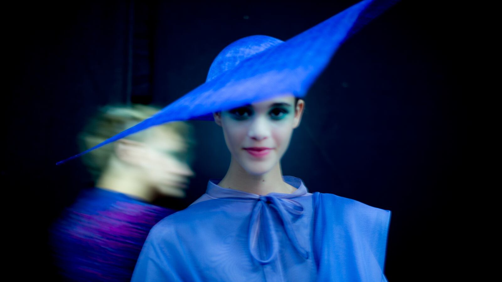 galleries/2013/09/24/backstage-at-giorgio-armani-spring-summer-2014-photos/130923-tachman-milan1_nqqvwt