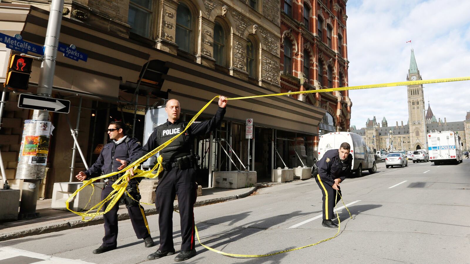 cheats/2014/10/22/soldier-shot-at-canada-war-memorial/141022-canada-shooting-cheat_w5kgzl