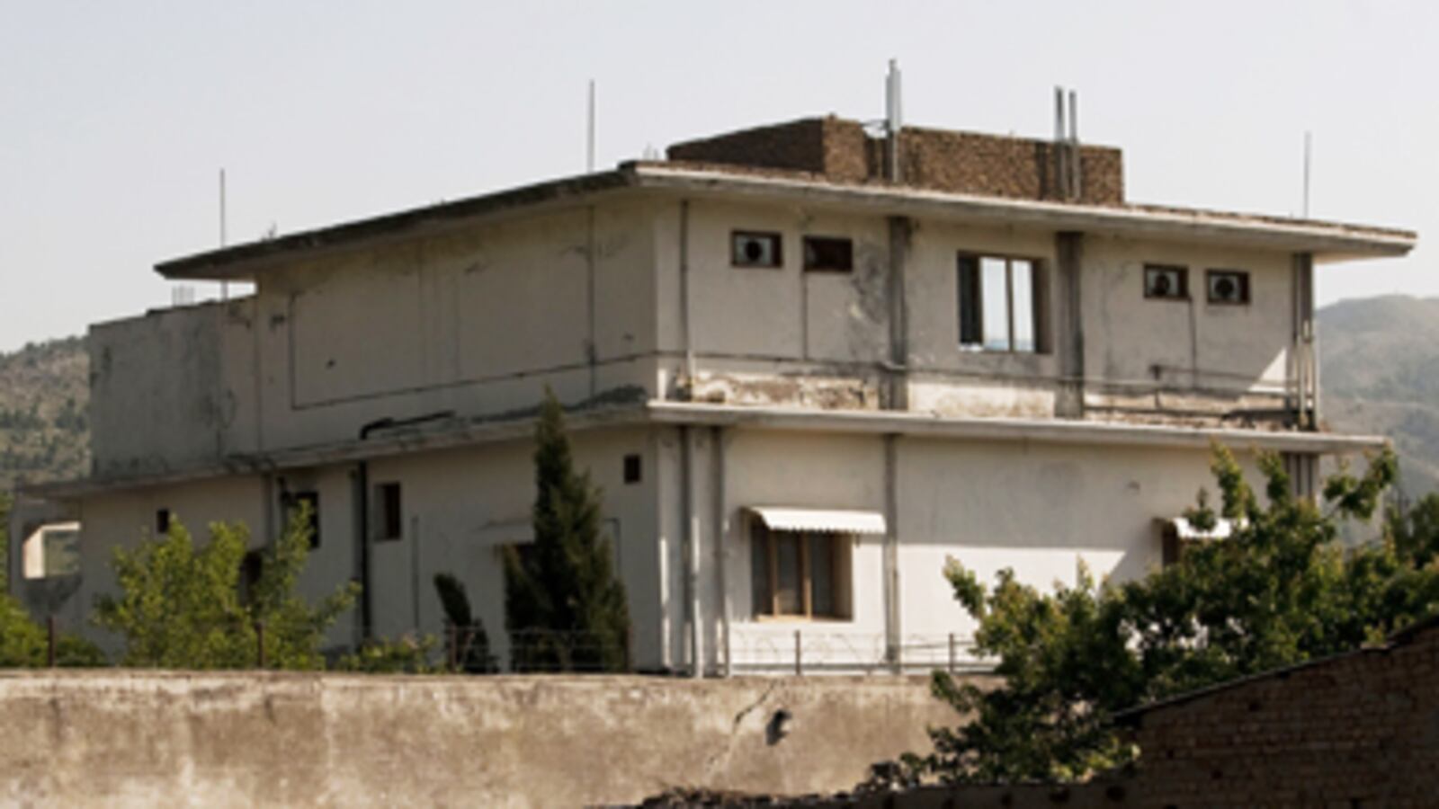 cheats/2011/06/15/pakistan-arrests-five-cia-informants/bin-laden-raid-compound_rbuotr