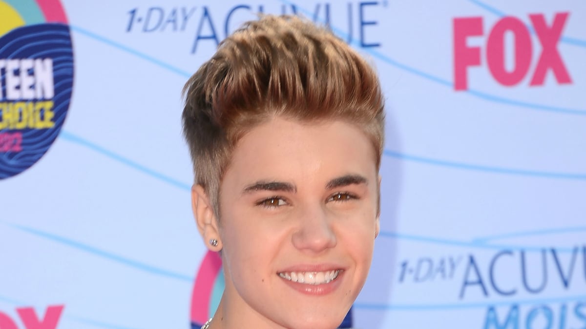 cheats/2012/09/30/bieber-vomits-onstage/bieber-vomits-cheat_wi1ka3