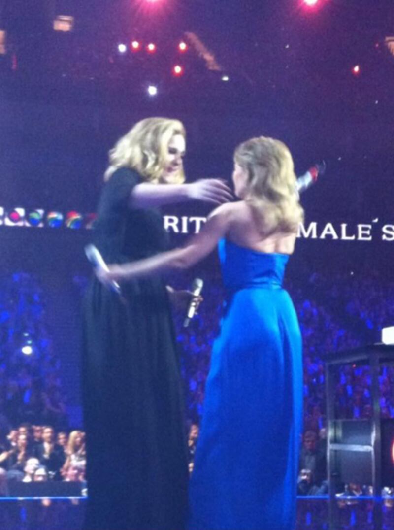 galleries/2012/02/26/rihanna-mariah-carey-and-more-celebrity-twitter-photos/twitpics-1223-minogue_v6fhjx