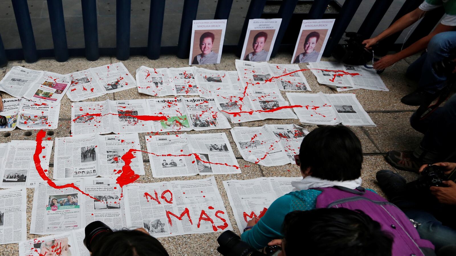 cheats/2017/04/03/mexico-paper-to-stop-printing-after-reporter-shot-dead/170403-juarez-journalist-murder_bvwneg