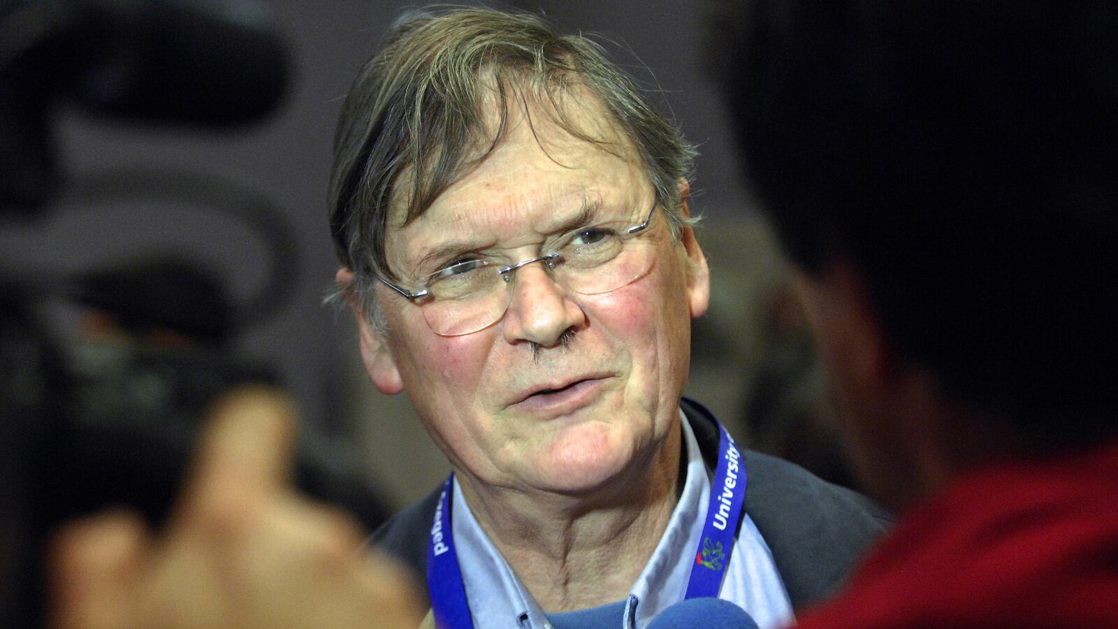 articles/2015/06/09/nobel-prize-winning-biologist-calls-women-love-hungry-cry-babies/150609-tim-hunt-embed_ahihw3