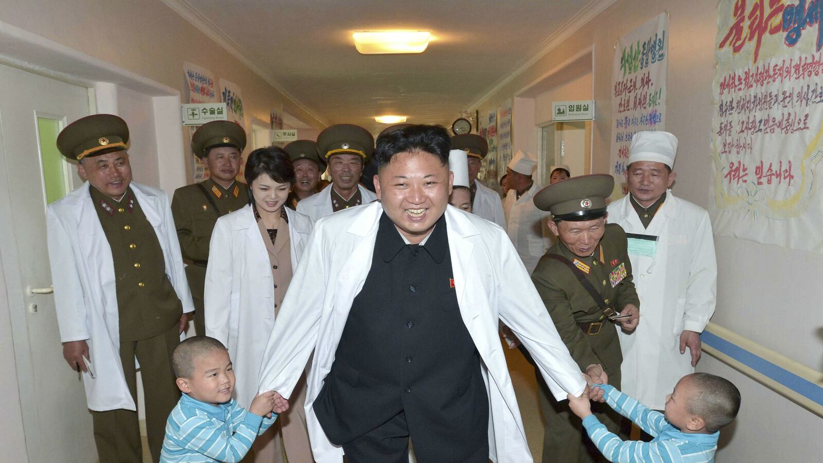 cheats/2014/10/01/kim-jong-un-so-fat-he-injured-his-ankle/141001-kim-jong-un-cheat_dj0yuz