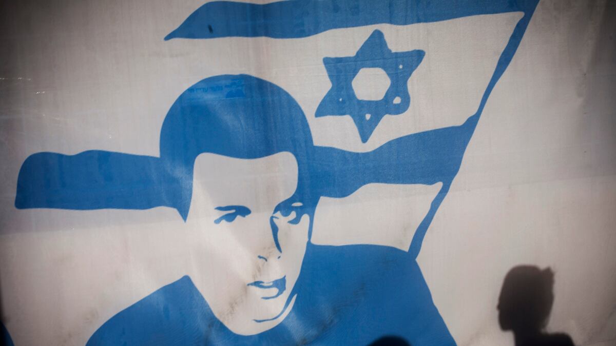 cheats/2011/10/16/israel-begins-prisoner-swap/gilad-shalit-prisoner-swap-israel-cs_mibigz