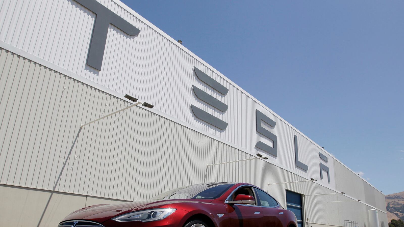 articles/2013/05/09/tesla-finally-makes-money/130509-tesla-earnings-gross-tease_blmpga
