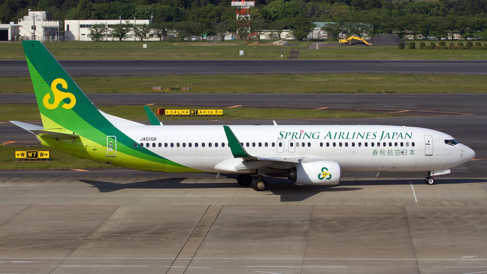 AIRPORT NARITA, TOKYO, JAPAN - 2017/05/05: Spring Airlines Japan Boeing 737-800 preparing to take-off at Tokyo Narita airport. (Photo by Fabrizio Gandolfo/SOPA Images/LightRocket via Getty Images)