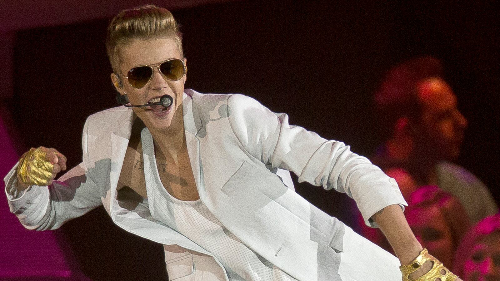 cheats/2013/03/05/bieber-outrages-fans-with-late-start/130305-biebs-late-uk-cheat_qxpnmc