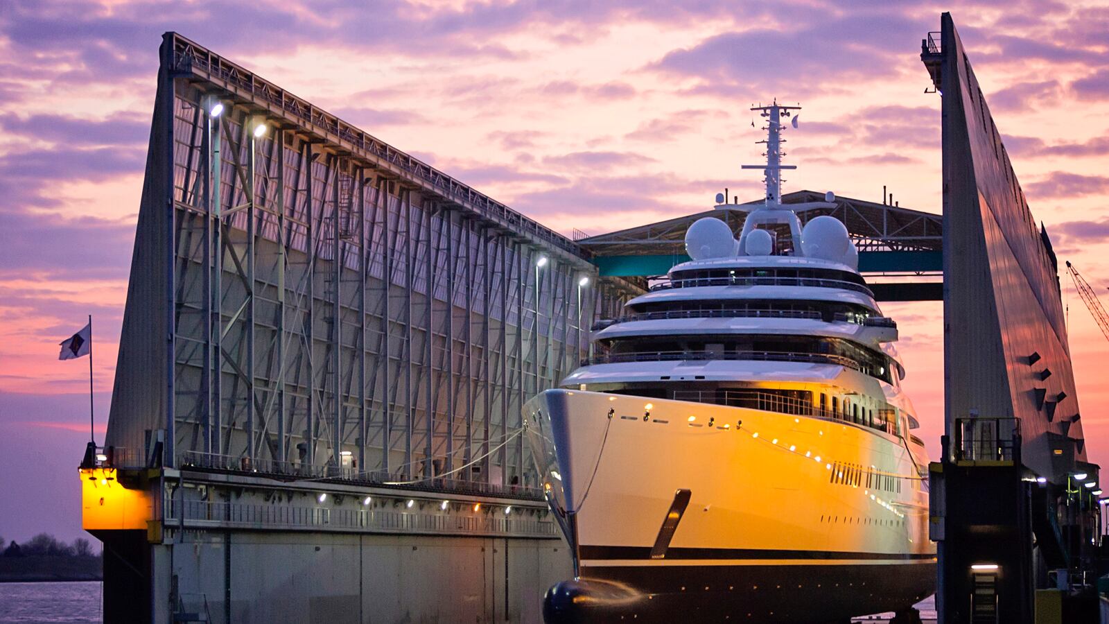 galleries/2013/04/09/azzam-airbus-380-more-of-the-world-s-largest-things-photos/130408-worlds-largest-tease_xym21t