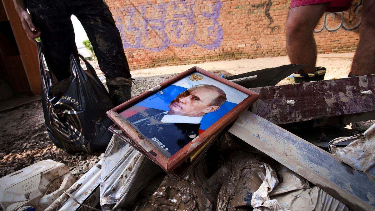 articles/2012/07/12/putin-s-popularity-waning-following-floods-in-southern-russia/russia-floods-putin-matthews_xn8pmm