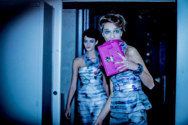 galleries/2013/09/24/backstage-at-giorgio-armani-spring-summer-2014-photos/130923-tachman-milan12_keqeqo