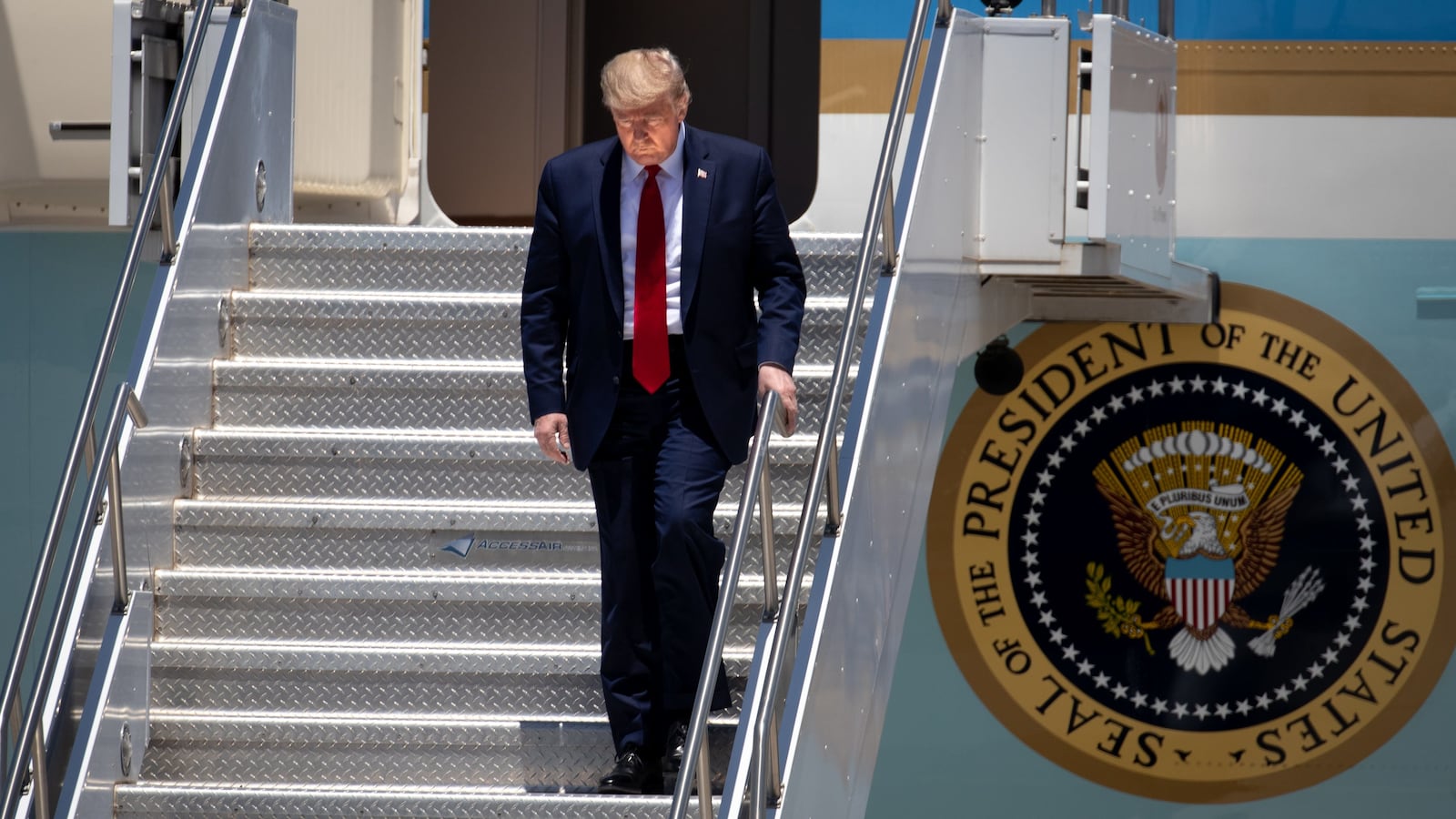 2020-05-06T213220Z_1222985835_MT1USATODAY14288879_RTRMADP_3_PRESIDENT-DONALD-TRUMP-WALKS-OFF-AIR-FORCE-ONE-ON-MAY-5_xtoyiz