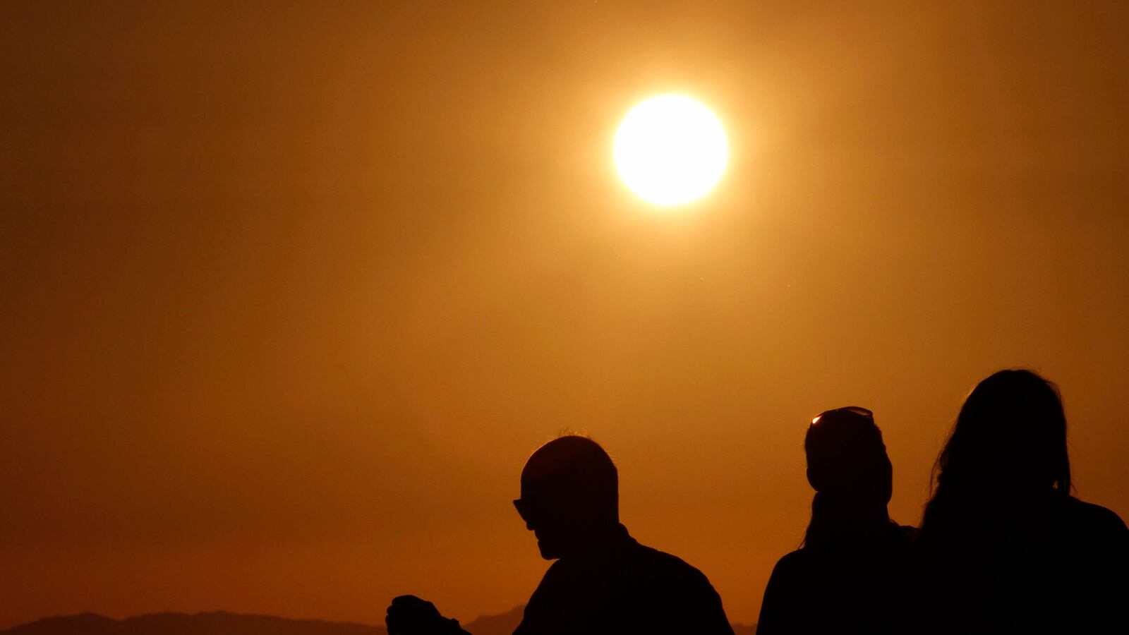 cheats/2014/09/16/over-3k-lose-power-during-l-a-heat-wave/140916-la-heat-wave-power-cheat_toip9h