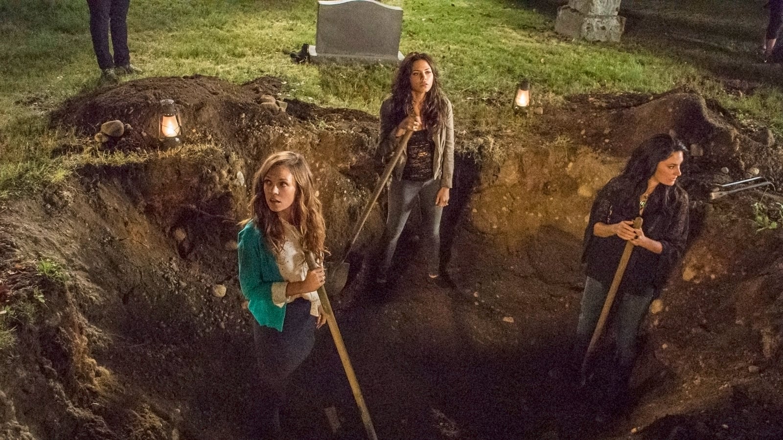 articles/2013/11/21/lifetime-s-witches-of-east-end-is-the-ultimate-witch-show/131120-witches-of-east-end-brand-tease_n79yx0