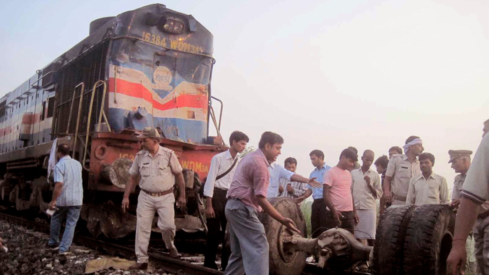 cheats/2011/07/07/over-30-dead-in-indian-bus-train-crash/train-hits-bus-india-cheat_ilkxzv