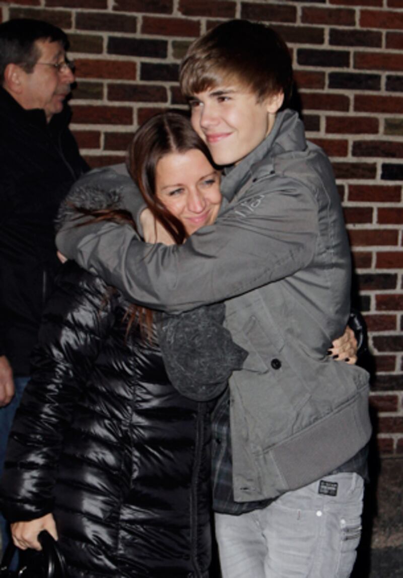 galleries/2011/02/10/justin-bieber-movie/bieber-movie---mom_rx86qi