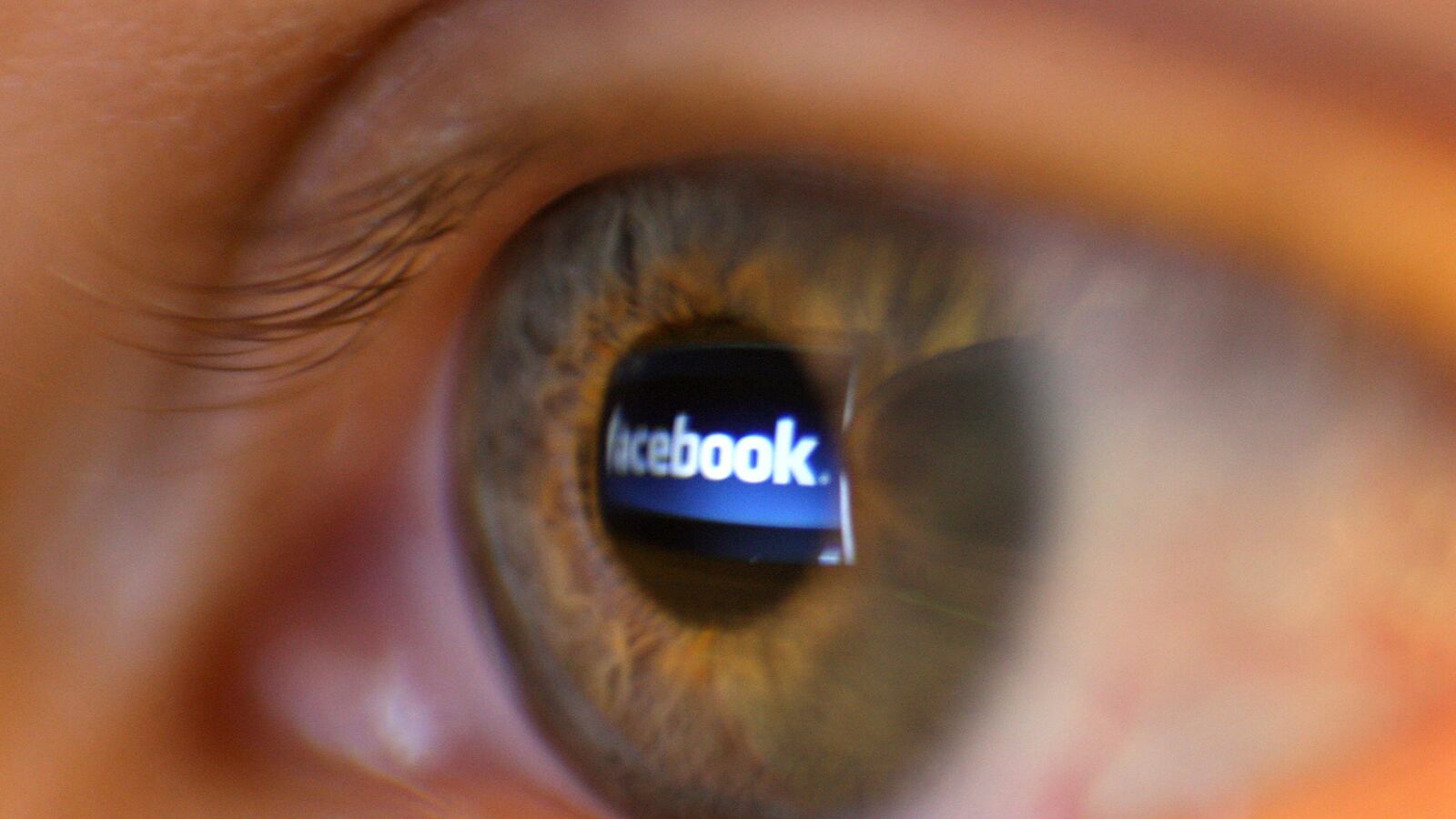 cheats/2013/06/14/japanese-eye-licking-trend-is-dangerous/130612-daly-facebook-tease_odx9yr