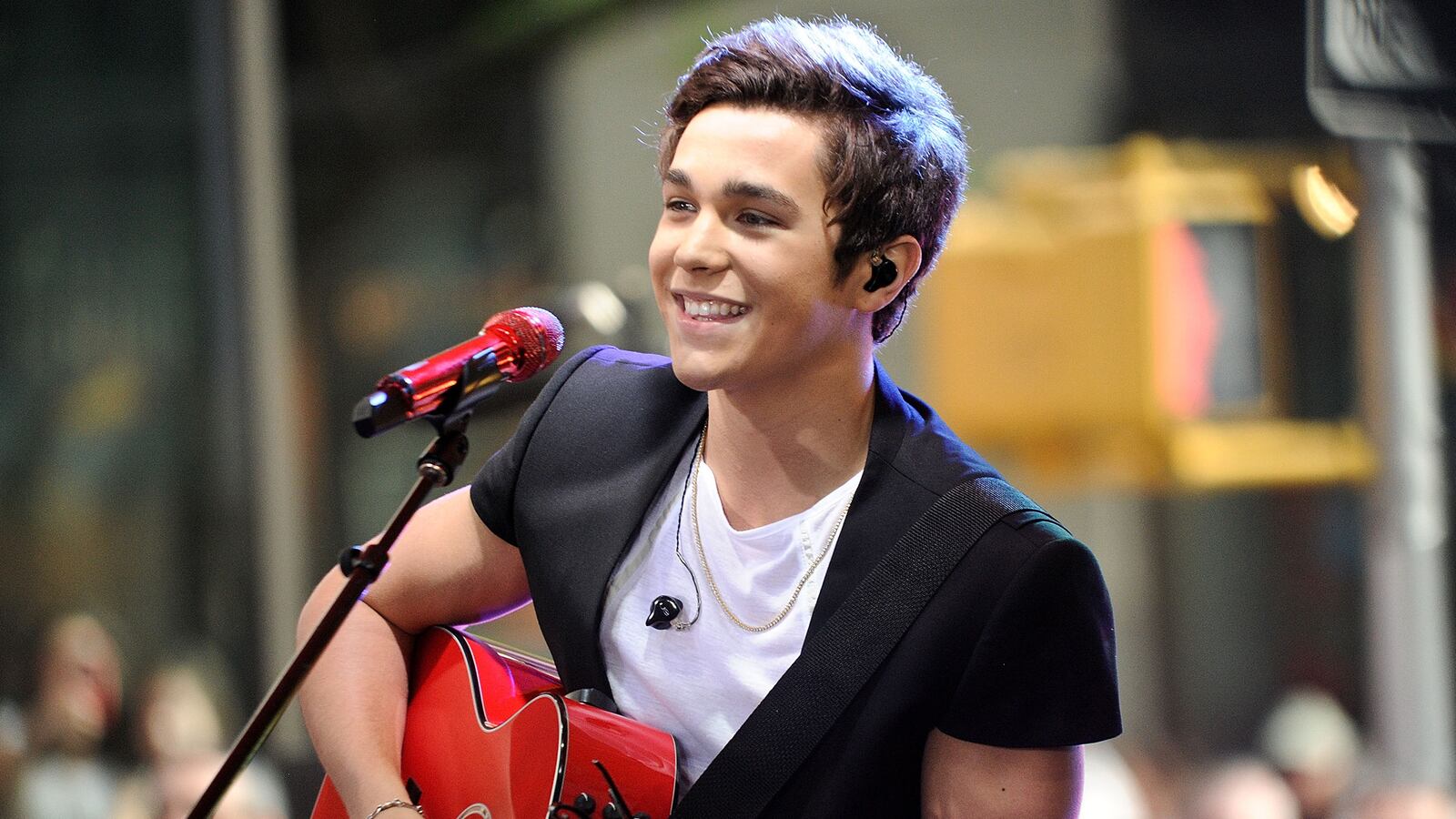 articles/2014/05/28/what-is-an-austin-mahone-and-is-it-really-contagious/140527_zimmerman_austin_mahone-tease_ticvtj