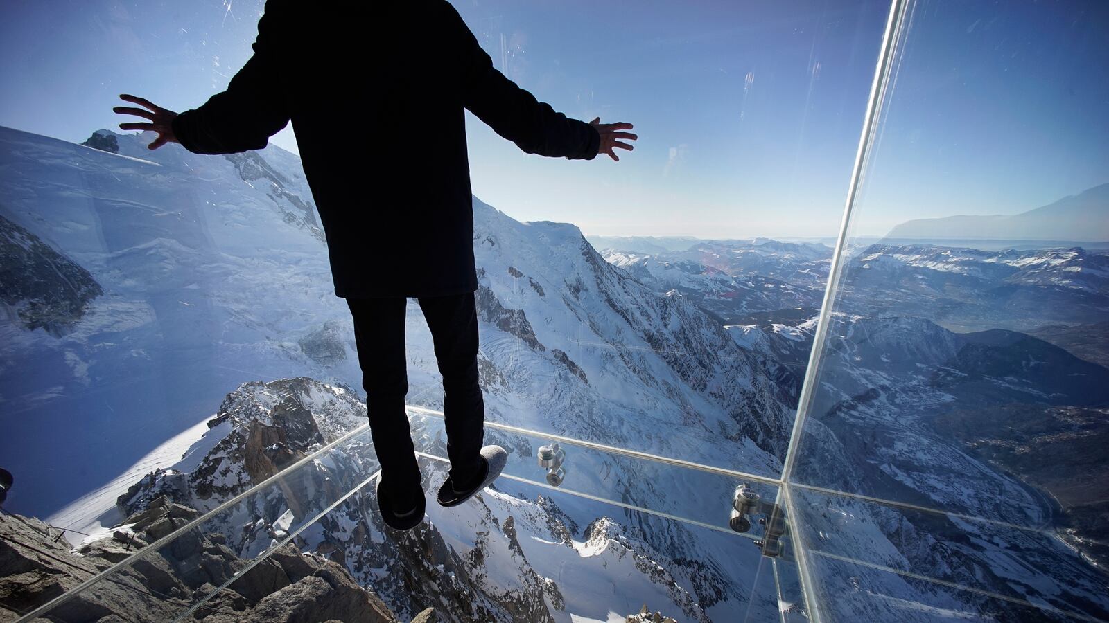 articles/2013/12/21/a-new-installation-in-the-french-alps-allows-visitors-to-walk-off-the-highest-mountain-peak/131220-art-void-tease_a8bzam