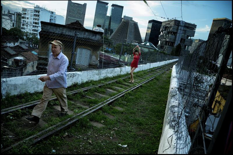 galleries/2012/11/29/pirelli-calendar-2013-behind-the-scenes-with-steve-mccurry-photos/pirelli-7_vcyimf