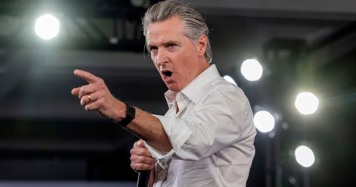 Gavin Newsom enthüllt, warum Karoline Leavitt „betrügt und lügt”