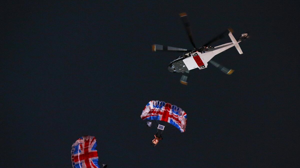 articles/2012/10/30/queen-s-olympic-bond-stunt-kept-secret-from-other-royals/bond-queen_lvwj3x