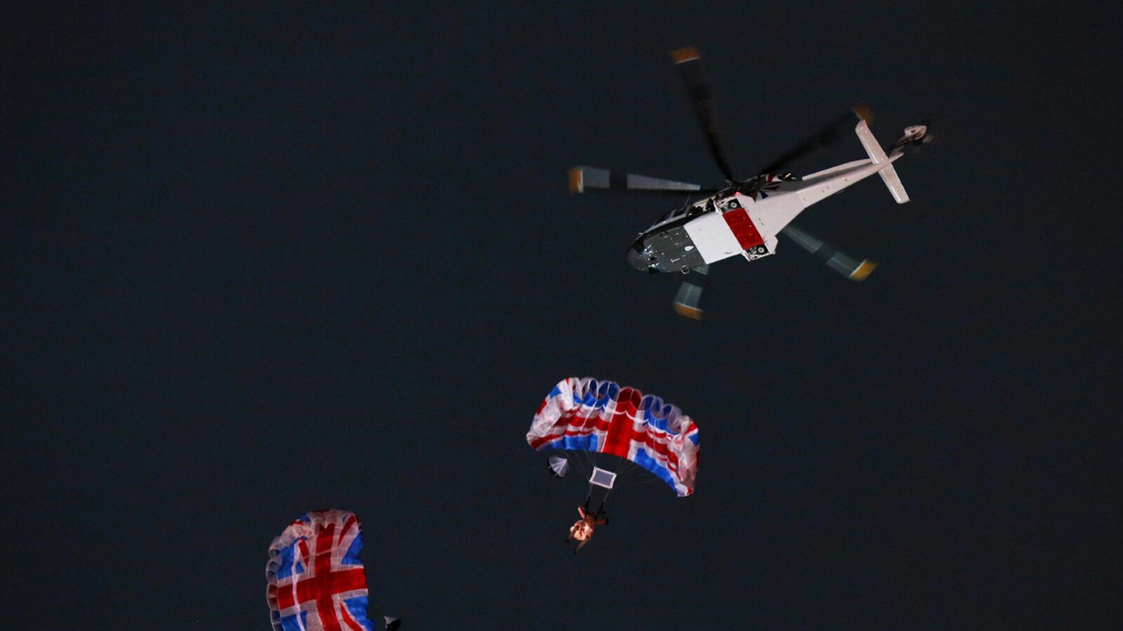 articles/2012/10/30/queen-s-olympic-bond-stunt-kept-secret-from-other-royals/bond-queen_lvwj3x