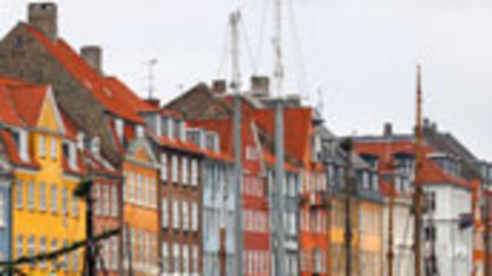 articles/2009/12/05/gal-with-a-suitcase-3/hunt-suitcase-copenhagen_67465_ypuqna